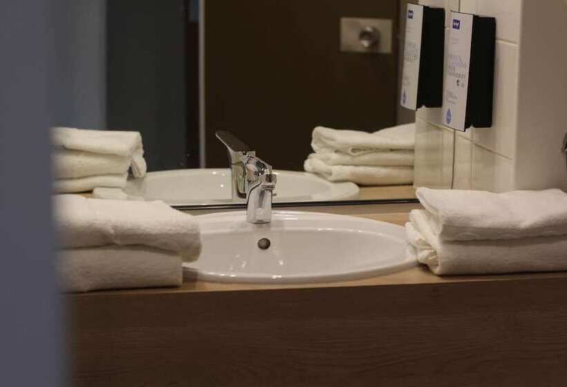 Отель Kyriad Nemours