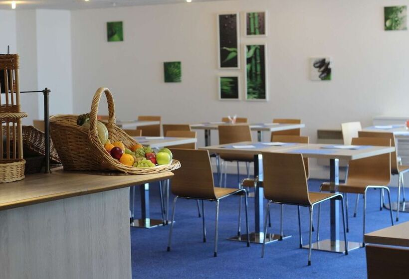 Отель Kyriad Nemours