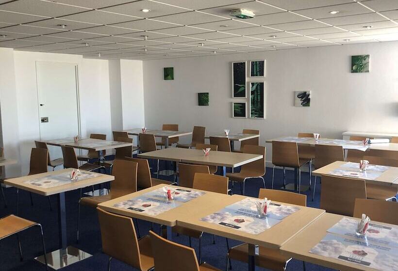 Отель Kyriad Nemours