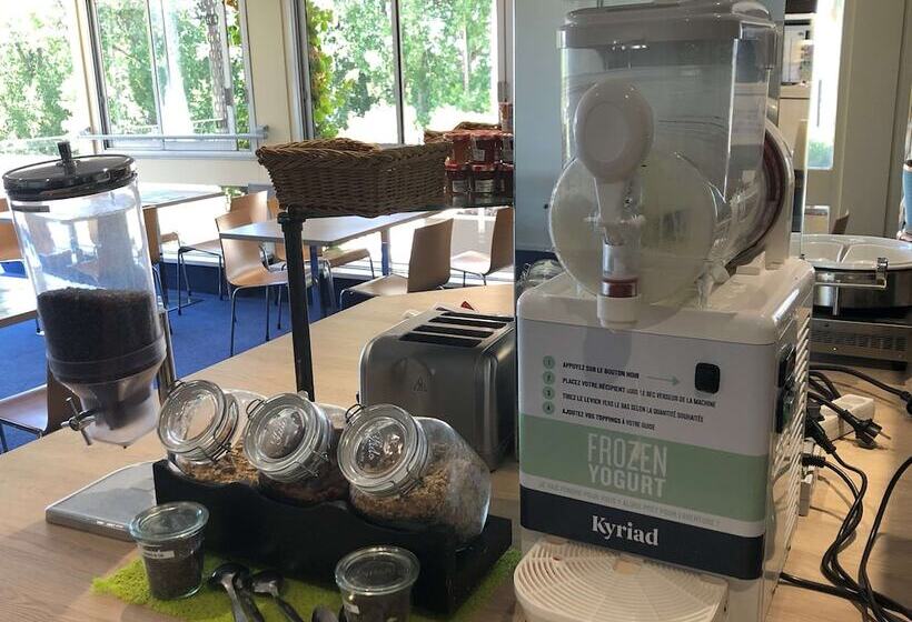 Отель Kyriad Nemours