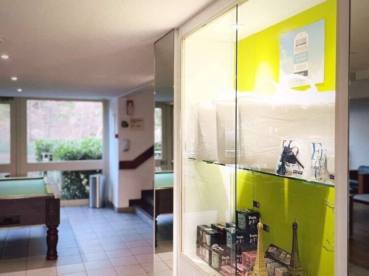 Отель Kyriad Nemours