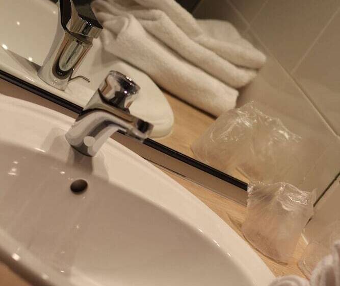 Отель Kyriad Nemours