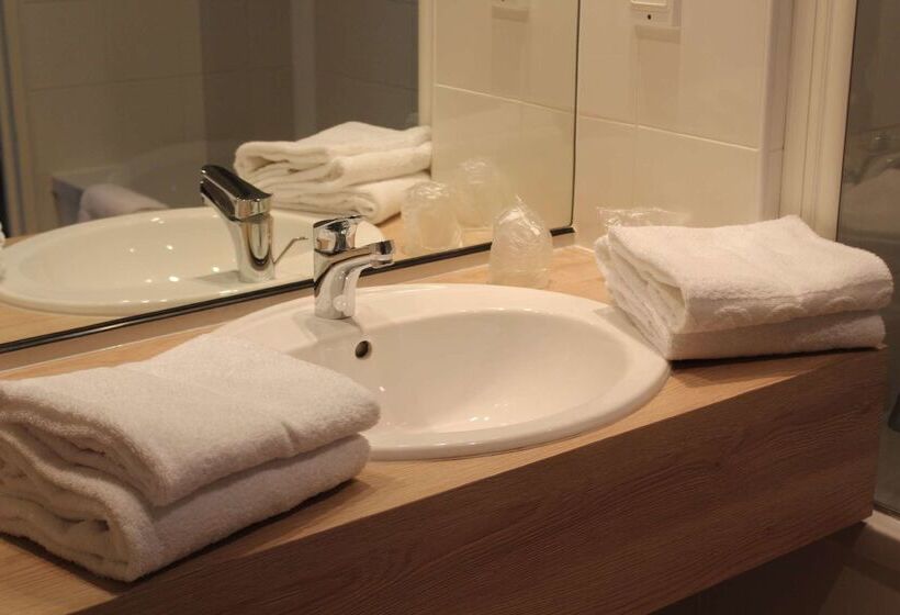 בית מלון כפרי Kyriad Nemours