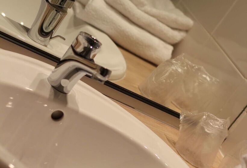 Отель Kyriad Nemours