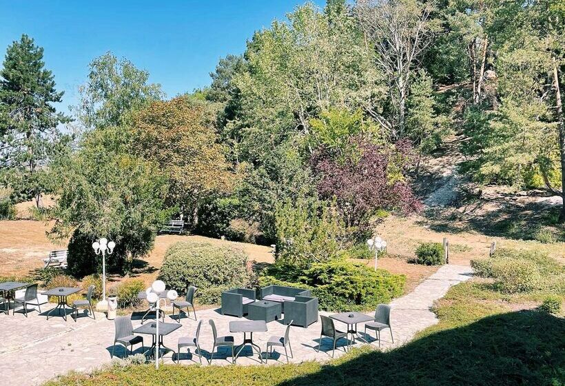 Отель Kyriad Nemours