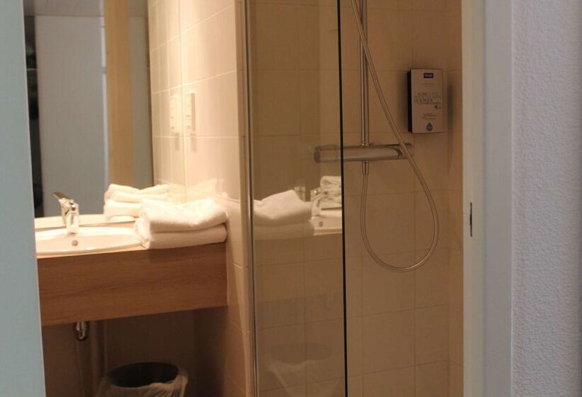 Отель Kyriad Nemours