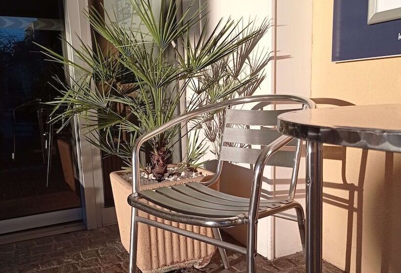 בית מלון כפרי Kyriad Villefranche Sur Saone