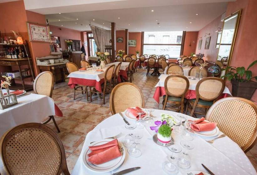 Les Ambassadeurs Logis Hotels Et Restaurant