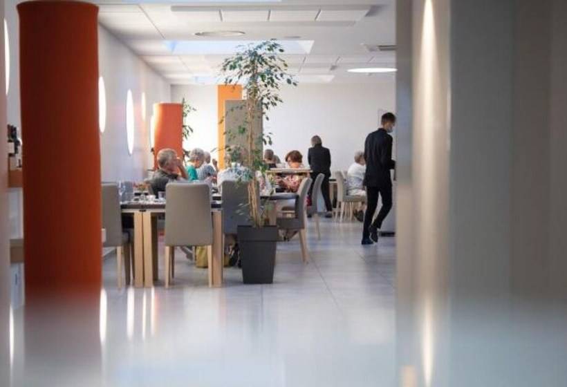 ホテル Logis Restaurant & Hôtel à La 12