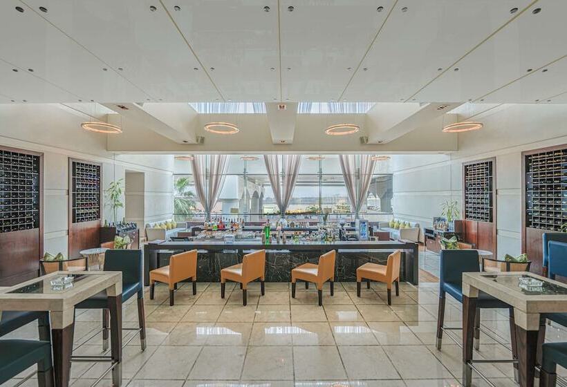 Отель Hyatt Regency Dubai Corniche