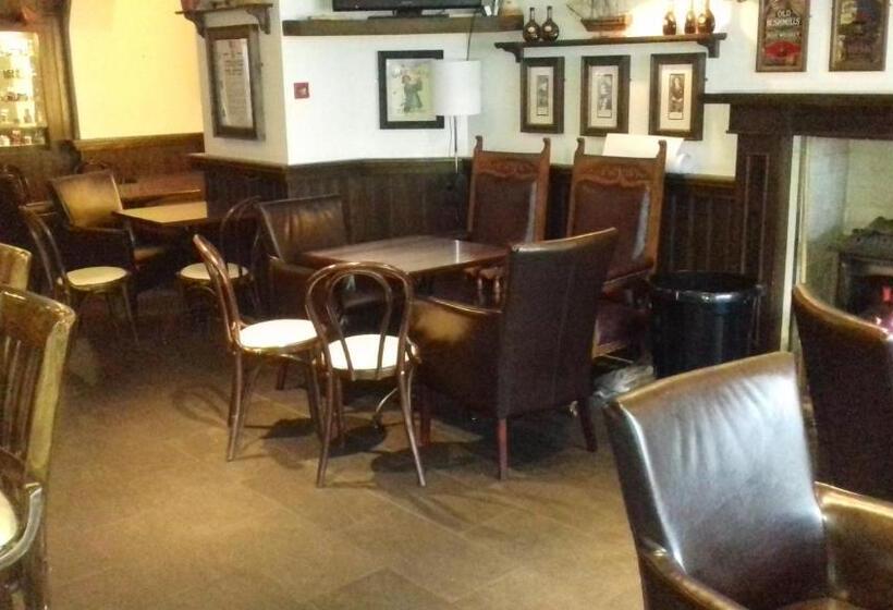 Отель The Midway Bar & Guesthouse