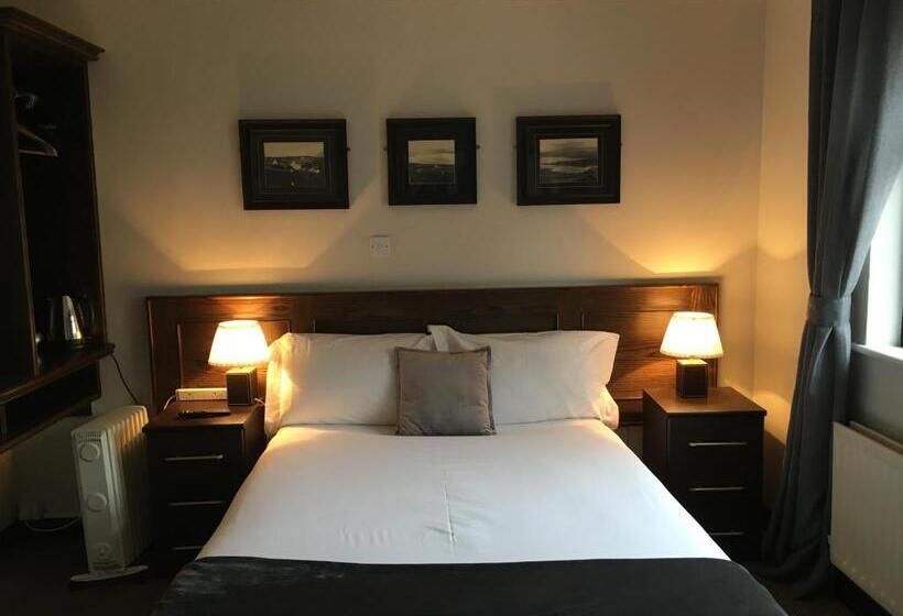 Отель The Midway Bar & Guesthouse