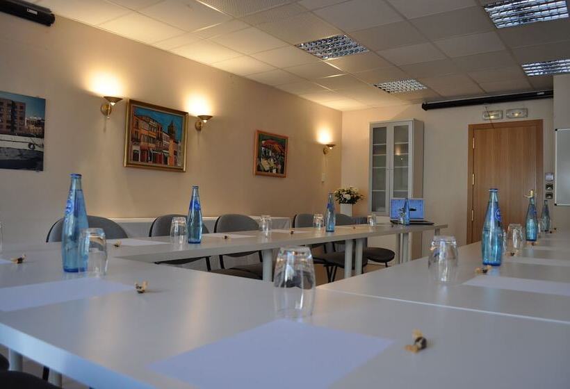 בית מלון כפרי The Originals City, Hôtel la Reine Jeanne, Orthez