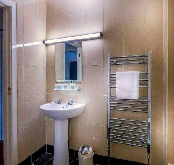 Queens Hotel And Nightclub