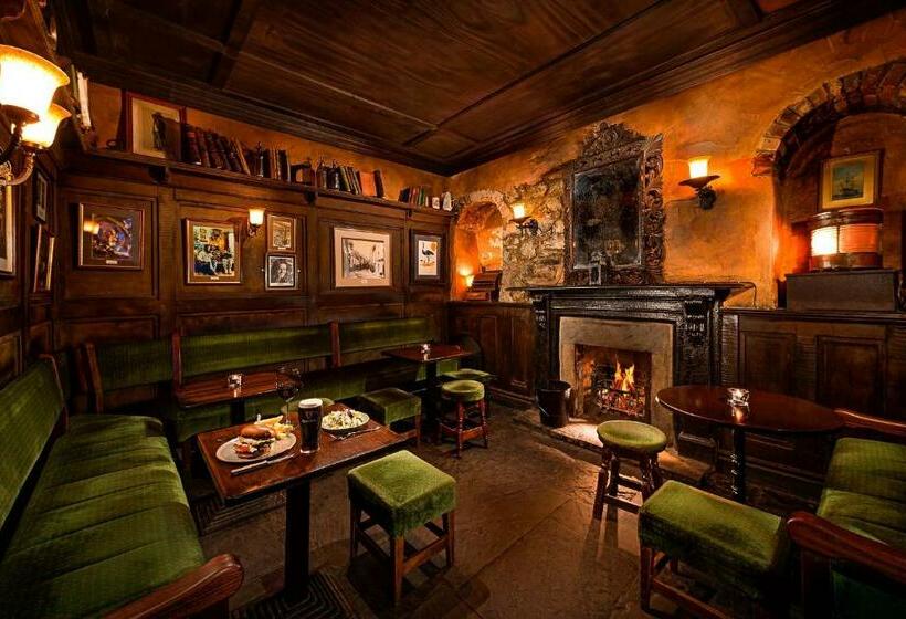 Queens Hotel And Nightclub