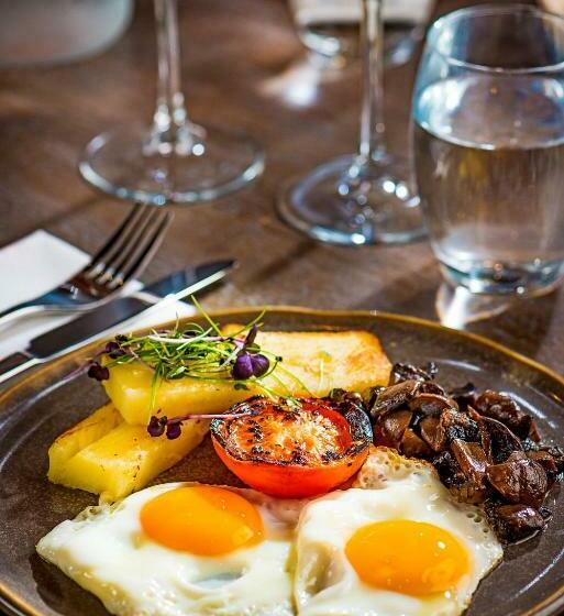 Queens Hotel And Nightclub