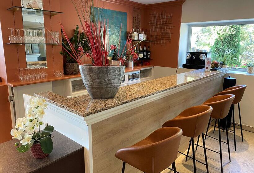 Отель Best Western Plus Hôtel La Rade