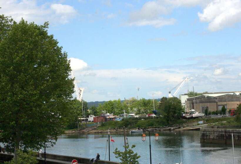 هتل Best Western Le Cheval Blanc  Vue Sur Le Port Plein Centre Ville