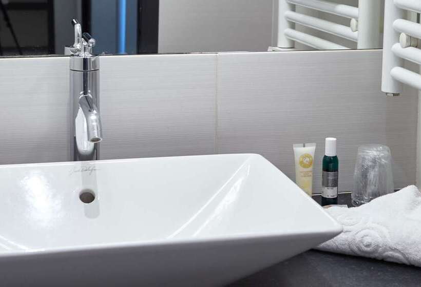 هتل Best Western Le Cheval Blanc  Vue Sur Le Port Plein Centre Ville