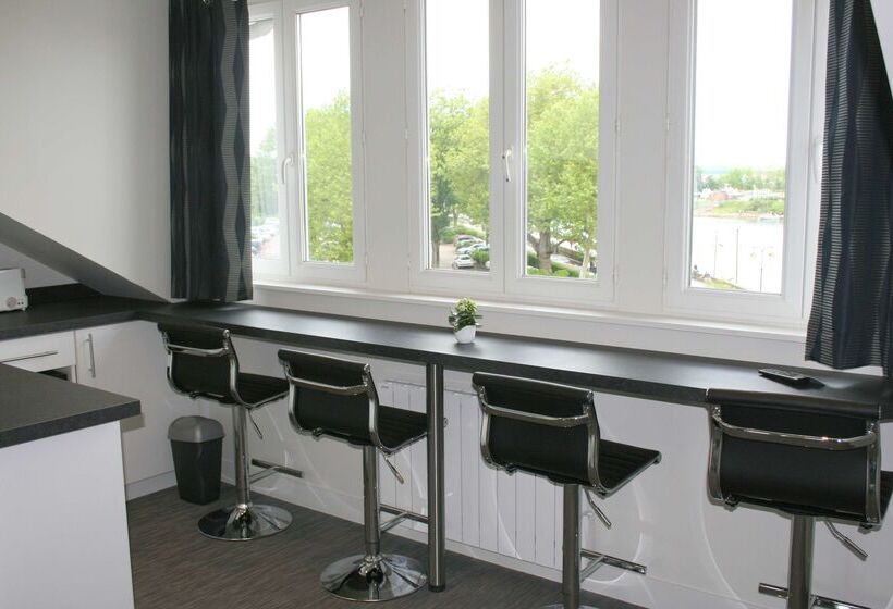 هتل Best Western Le Cheval Blanc  Vue Sur Le Port Plein Centre Ville