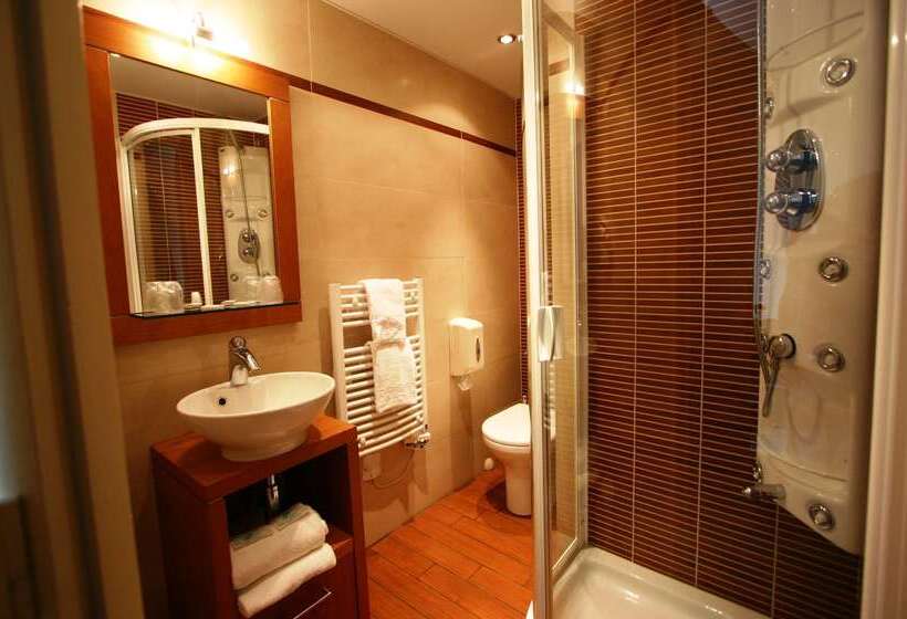 هتل Best Western Le Cheval Blanc  Vue Sur Le Port Plein Centre Ville