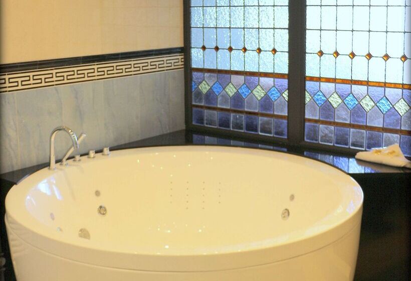 هتل Best Western Le Cheval Blanc  Vue Sur Le Port Plein Centre Ville