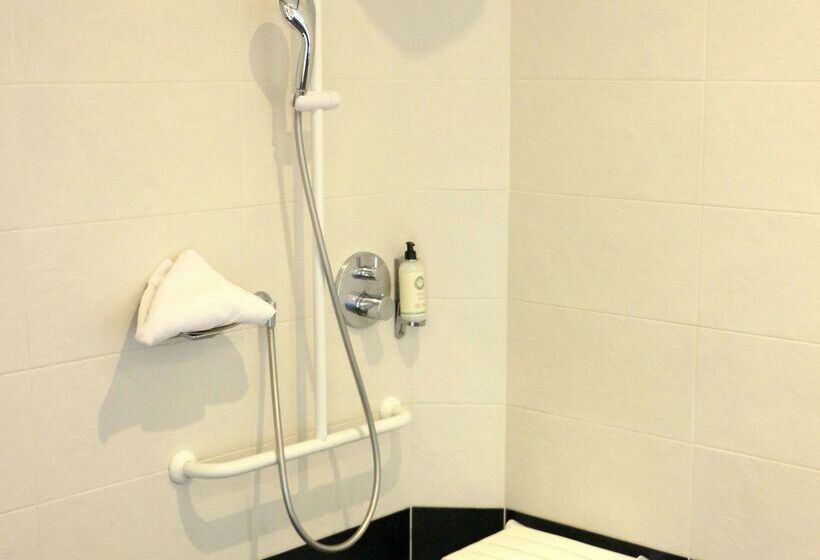 هتل Best Western Le Cheval Blanc  Vue Sur Le Port Plein Centre Ville