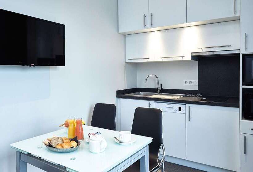 هتل Best Western Le Cheval Blanc  Vue Sur Le Port Plein Centre Ville