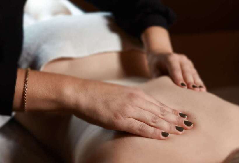 هتل Best Western Le Cheval Blanc  Vue Sur Le Port Plein Centre Ville