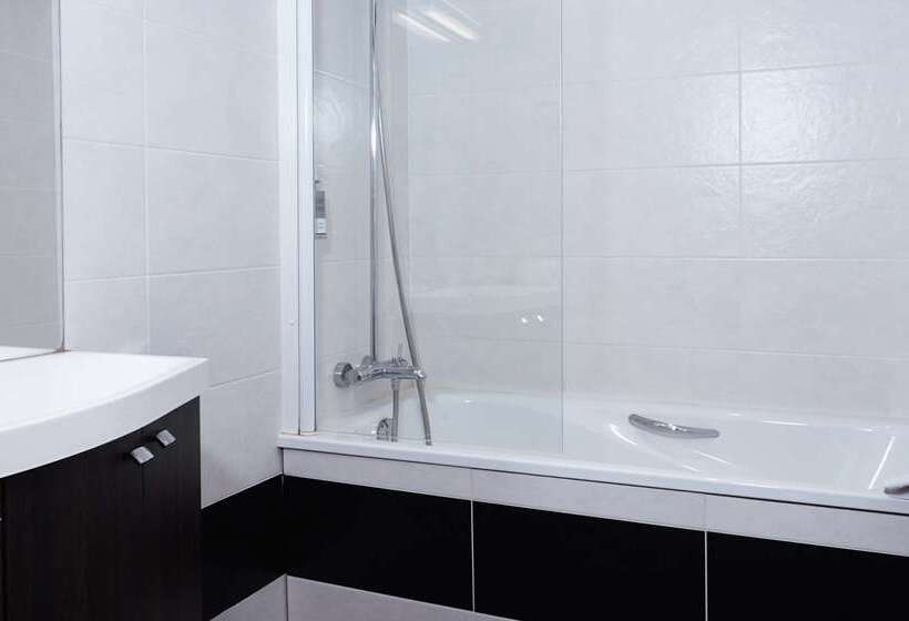 هتل Best Western Le Cheval Blanc  Vue Sur Le Port Plein Centre Ville