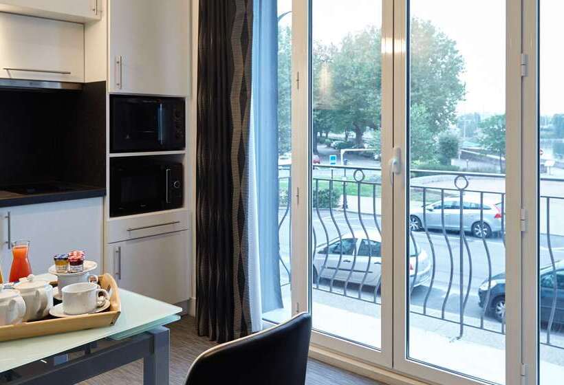 هتل Best Western Le Cheval Blanc  Vue Sur Le Port Plein Centre Ville