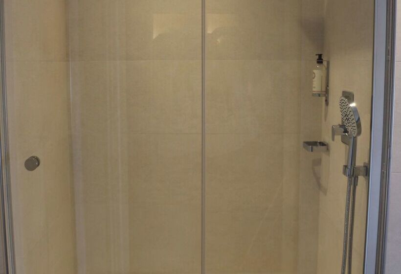 هتل Best Western Le Cheval Blanc  Vue Sur Le Port Plein Centre Ville