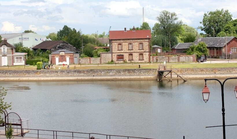 هتل Best Western Le Cheval Blanc  Vue Sur Le Port Plein Centre Ville