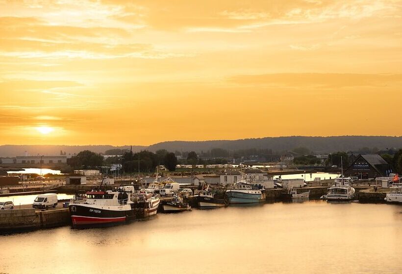 هتل Best Western Le Cheval Blanc  Vue Sur Le Port Plein Centre Ville