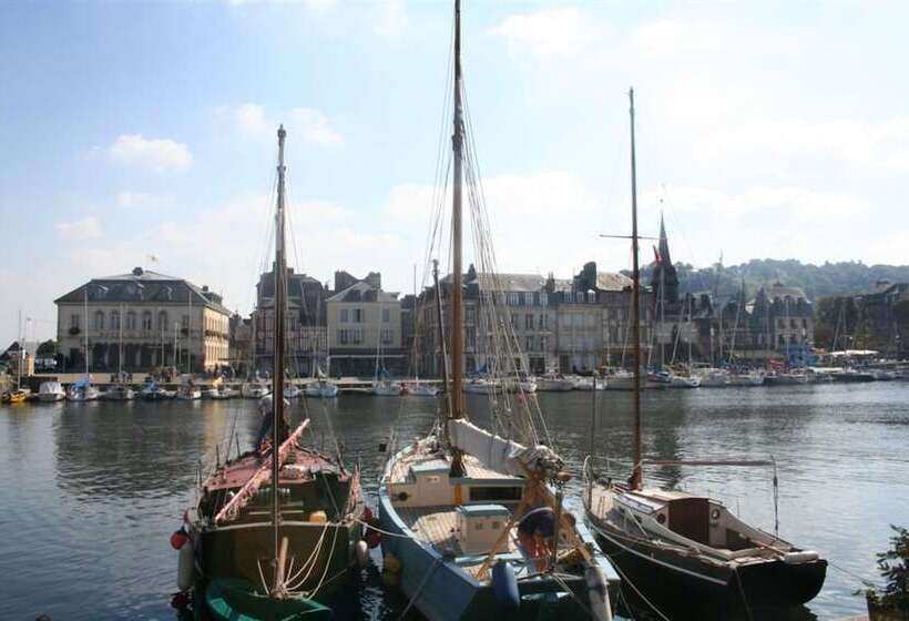 هتل Best Western Le Cheval Blanc  Vue Sur Le Port Plein Centre Ville