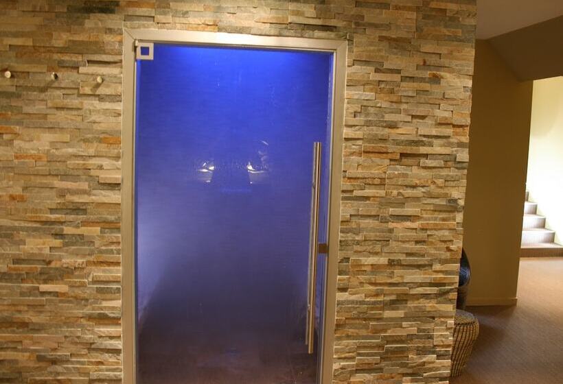 هتل Best Western Le Cheval Blanc  Vue Sur Le Port Plein Centre Ville