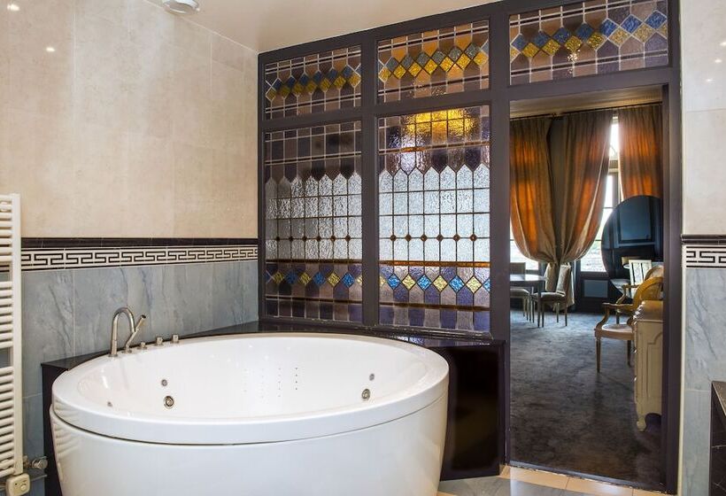 هتل Best Western Le Cheval Blanc  Vue Sur Le Port Plein Centre Ville