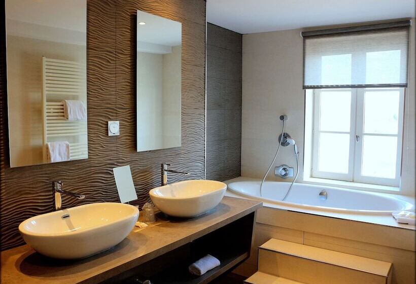 هتل Best Western Le Cheval Blanc  Vue Sur Le Port Plein Centre Ville