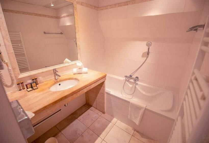 هتل Hôtel Le Donjon   Cœur De La Cité Médiévale