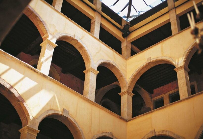 هتل Cour Des Loges Lyon, A Radisson Collection