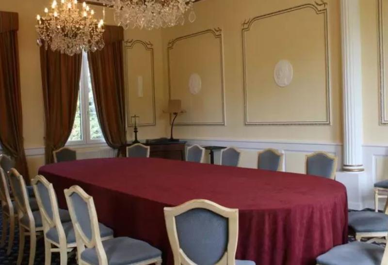 Отель Grand Hôtel Château De Sully Piscine & Spa