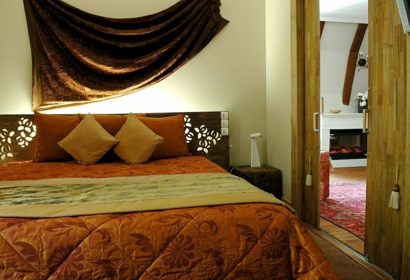 Отель Hostellerie De La Maronne