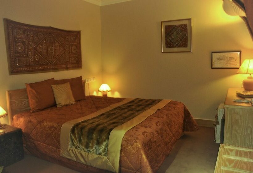 Отель Hostellerie De La Maronne