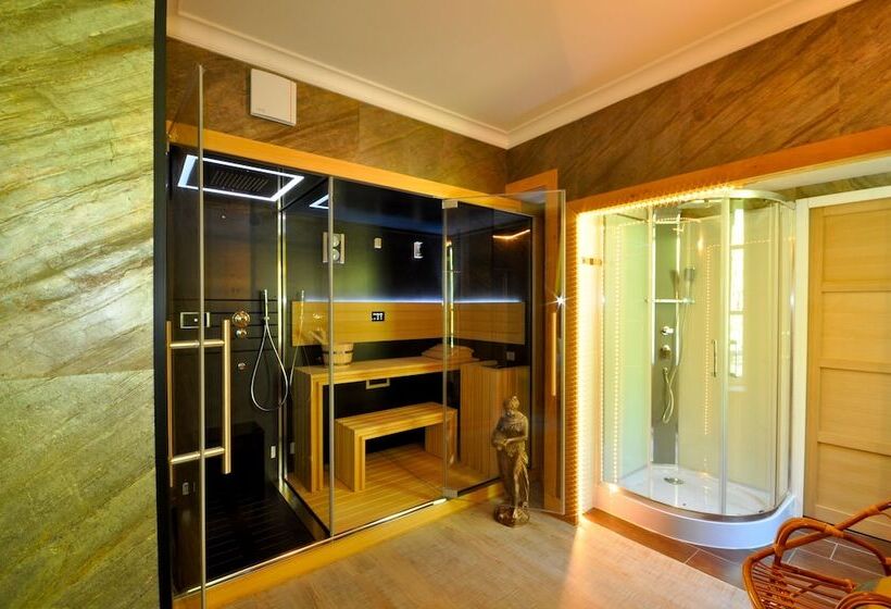 Отель Hostellerie De La Maronne