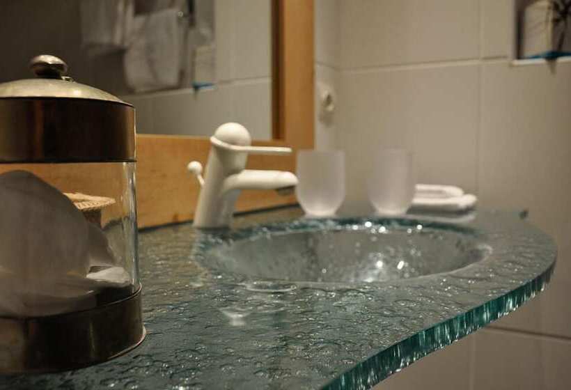 Отель Hostellerie De La Maronne