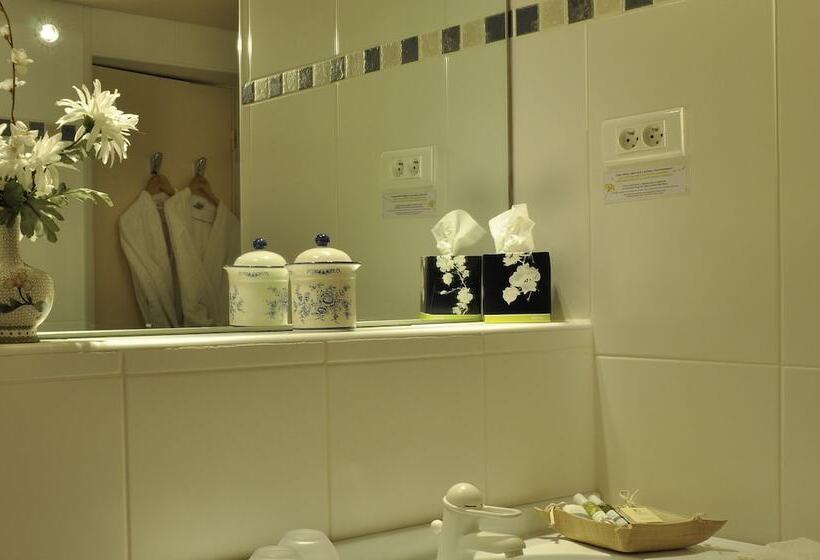 Отель Hostellerie De La Maronne