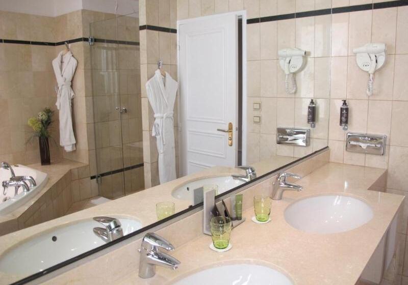 هتل Hostellerie Du Chapeau Rouge