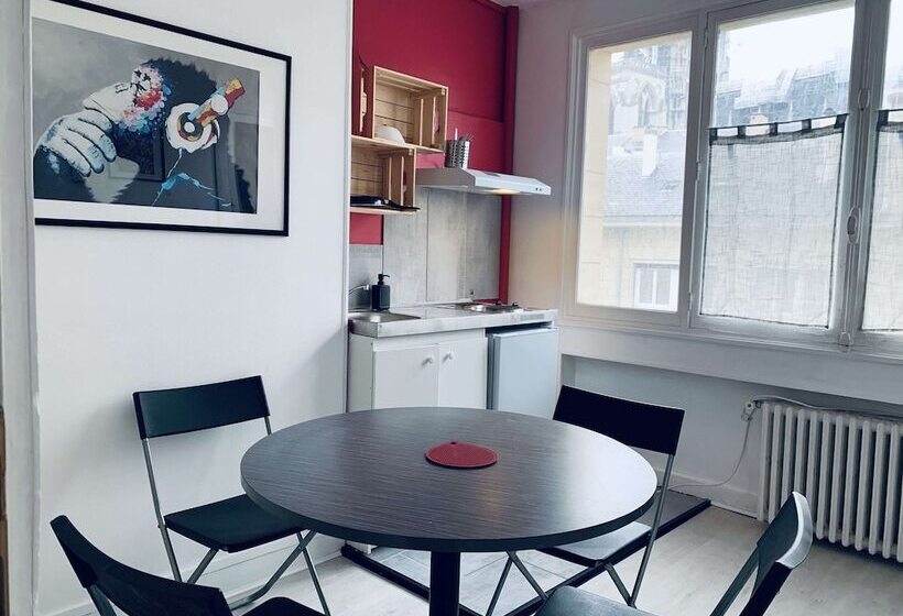 Отель Hôtel Vieille Tour Centre Rouen