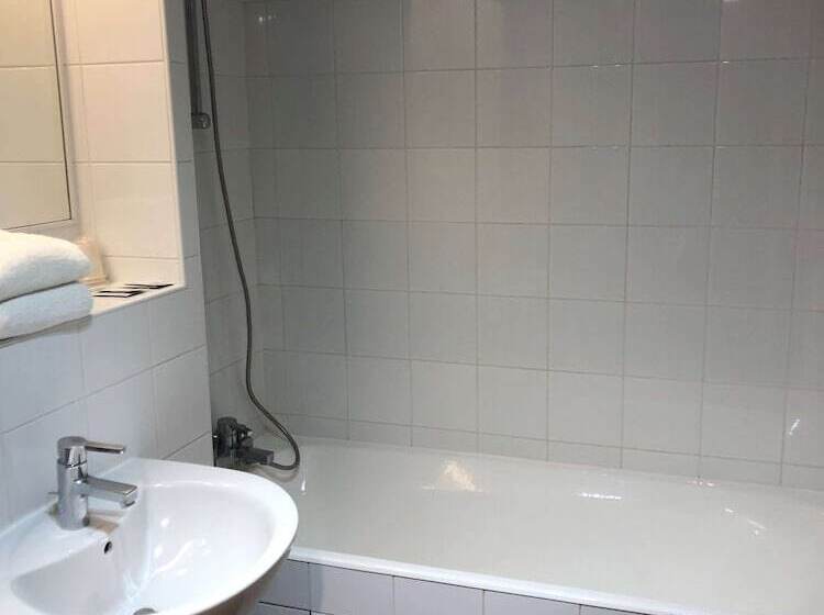 호텔 Kyriad Creil   Chantilly Nord