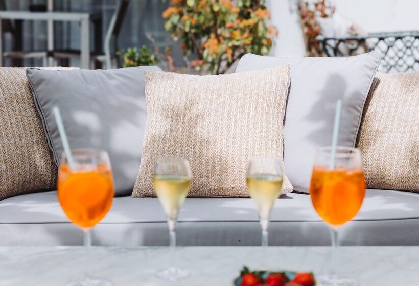 Отель Hôtel La Villa Cannes